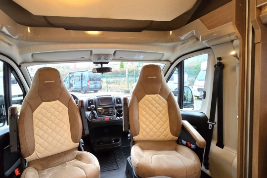 burstner-ixeo-680g-interior-cab-seats.jpg