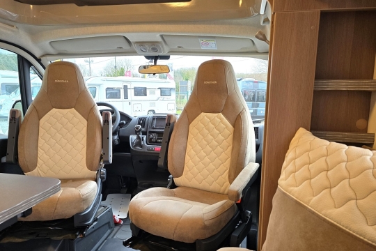 burstner-ixeo-680g-interior-cab-seats-2.jpg