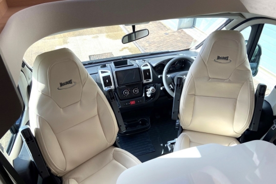 mclouis-fusion-367-interior-cab-seats.jpg