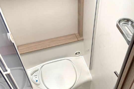 rapido-850f-interior-toilet-shower.jpg