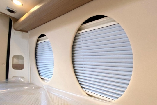 malibu-first-class-two-rooms-skyview-interior-porthole-blinds.jpg