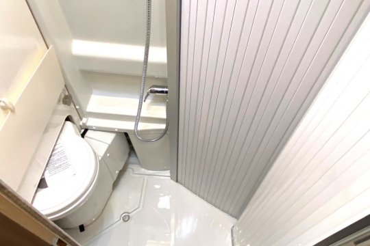 malibu-first-class-two-rooms-skyview-interior-bathroom.jpg