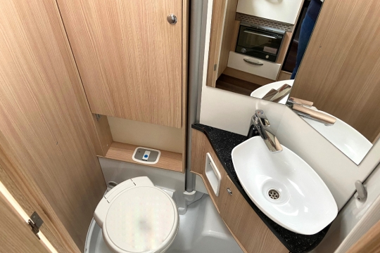 bustner-sovereign-t690-interior-washroom.jpg
