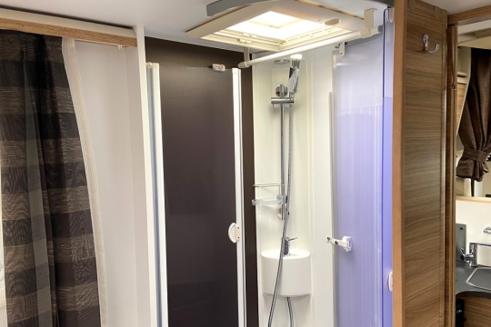 adria-matrix-670-sc-plus-interior-shower.jpg