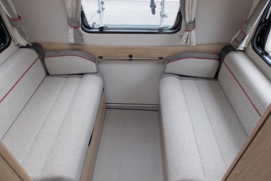 elddis-majestic-135-interior-rear-beds-lounge.jpg