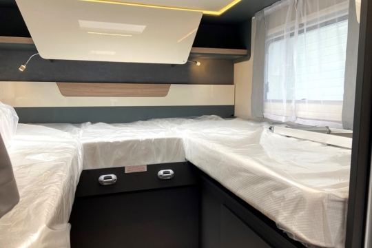 laika-kosmo-l409-interior-fixed-bed.jpg