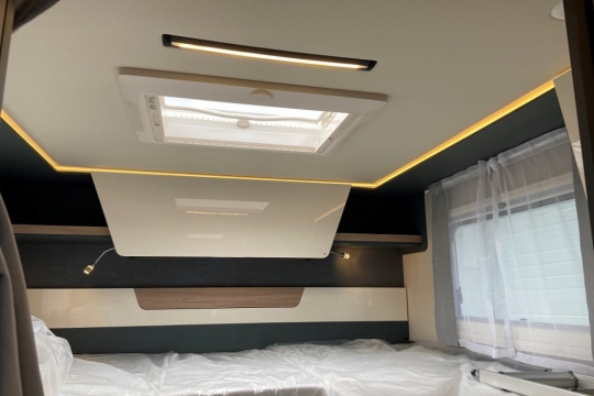 laika-kosmo-l409-interior-bed-skylight.jpg