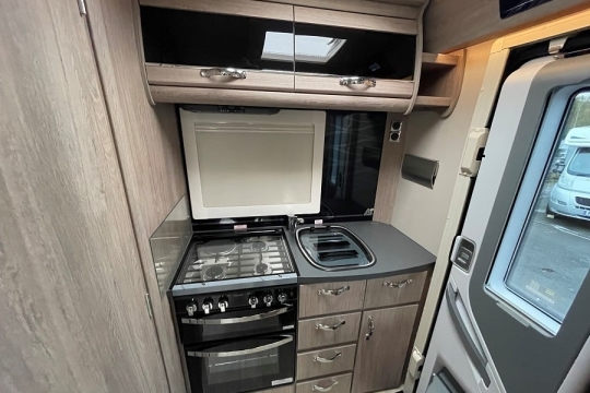 auto-sleepers-broadway-ek-tn-lp-interior-kitchen.jpg