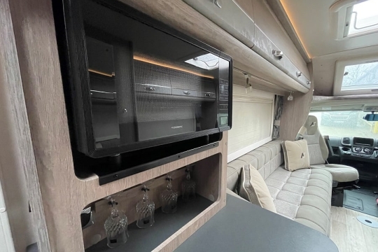 auto-sleepers-broadway-ek-tn-lp-interior-microwave-to-front.jpg