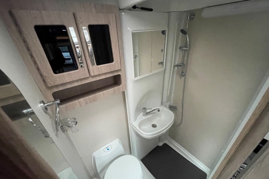 auto-sleepers-broadway-ek-tn-lp-interior-bathroom.jpg