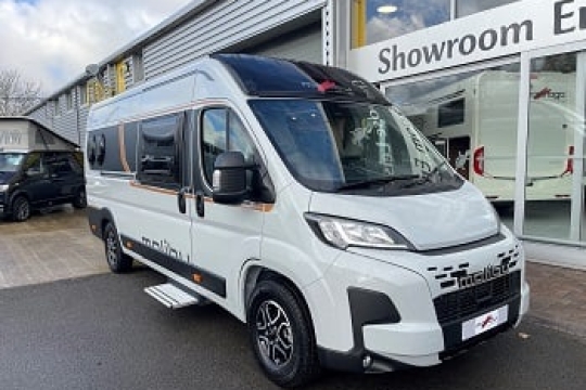 malibu-van-first-class-gt-skyview-640-LE-RB-exterior-front-side.jpg