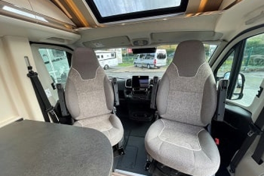 malibu-van-first-class-gt-skyview-640-LE-RB-interior-cab-seats.jpg
