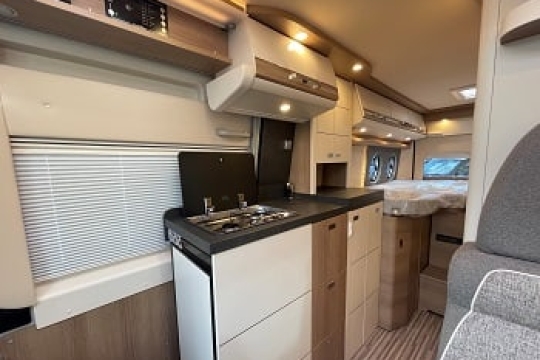 malibu-van-first-class-gt-skyview-640-LE-RB-interior-kitchen.jpg