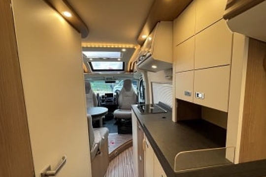 malibu-van-first-class-gt-skyview-640-LE-RB-interior-to-front-2.jpg
