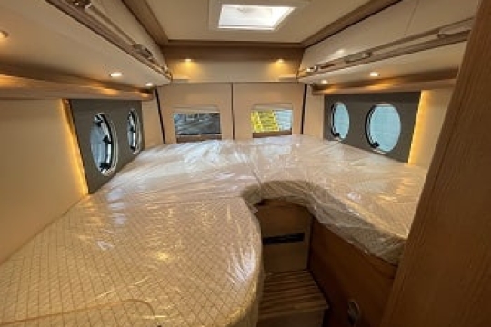 malibu-van-first-class-gt-skyview-640-LE-RB-interior-bed.jpg