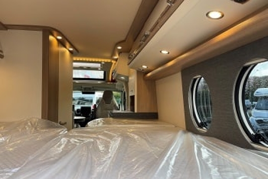 malibu-van-first-class-gt-skyview-640-LE-RB-interior-to-front.jpg