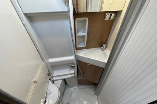malibu-van-first-class-gt-skyview-640-LE-RB-interior-washroom.jpg