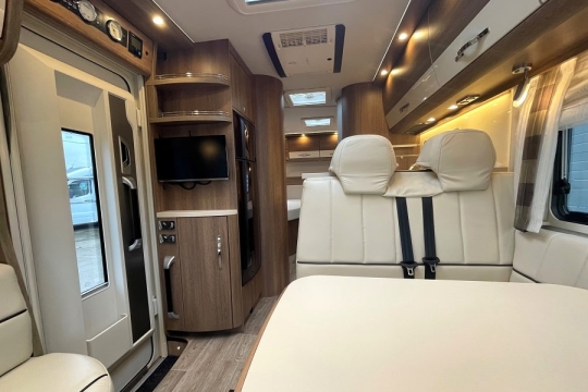 dethelffs-esprit-i-7150-interior-front-to-rear.jpg