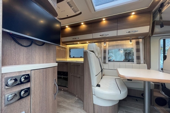 dethelffs-esprit-i-7150-interior-view-from-door.jpg