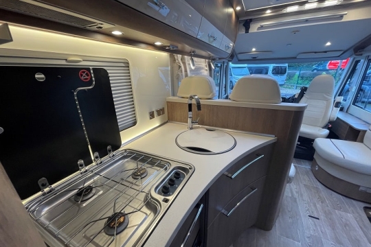 dethelffs-esprit-i-7150-interior-kitchen-to-front.jpg