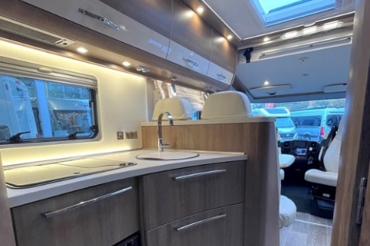 dethelffs-esprit-i-7150-interior-kitchen.jpg