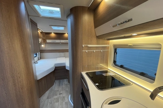 dethelffs-esprit-i-7150-interior-kitchen-to-bed.jpg