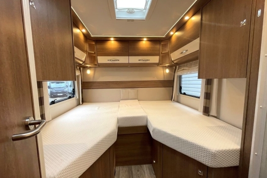 dethelffs-esprit-i-7150-interior-beds.jpg
