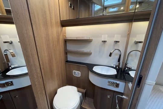 dethelffs-esprit-i-7150-interior-washroom.jpg