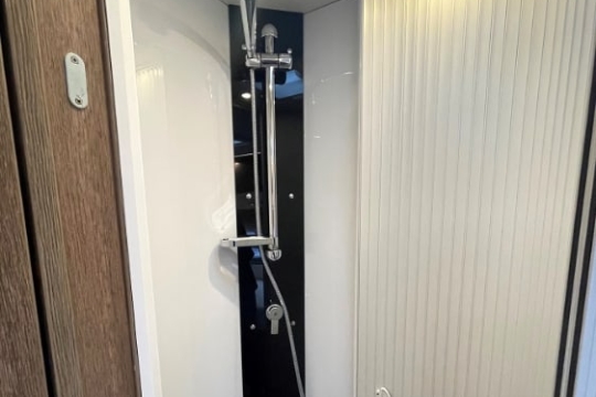 dethelffs-esprit-i-7150-interior-shower.jpg