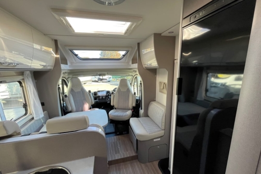 etrusco-t7400-sb-type-x-2025-model-interior-to-front.jpg