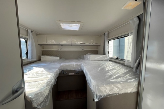 etrusco-t7400-sb-type-x-2025-model-interior-rear-bed.jpg