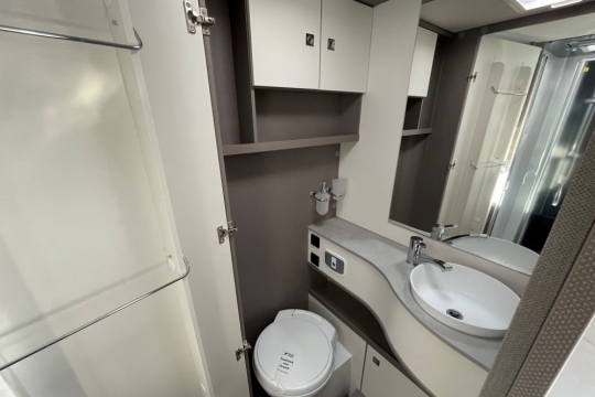 etrusco-t7400-sb-type-x-2025-model-interior-washroom.jpg