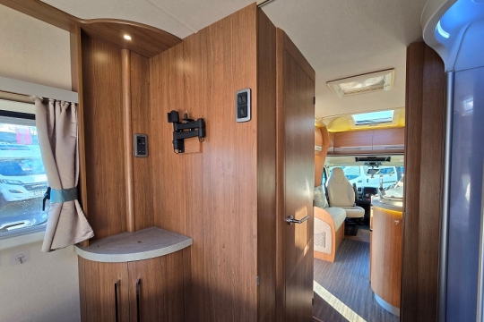auto-trail-frontier-delaware-interior-to-front.jpg