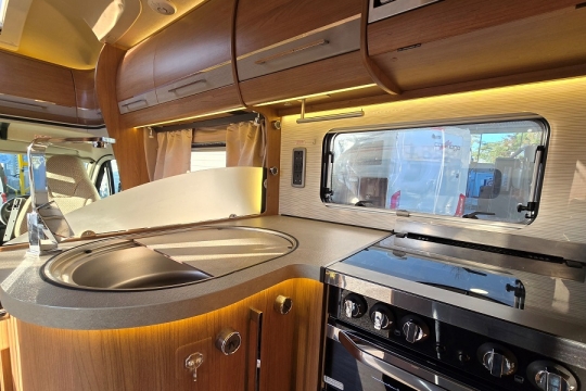auto-trail-frontier-delaware-interior-kitchen.jpg