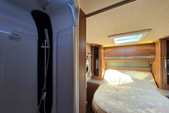 auto-trail-frontier-delaware-interior-bed.jpg
