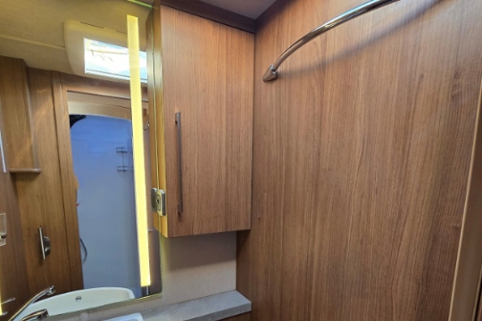 auto-trail-frontier-delaware-interior-washroom-2.jpg