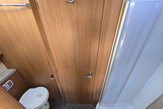 auto-trail-frontier-delaware-interior-washroom.jpg