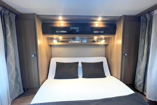 knaus-sunti-700-interior-bed.jpg