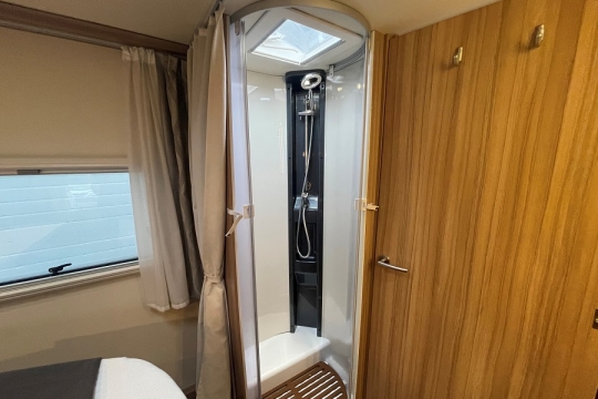 knaus-sunti-700-interior-shower.jpg