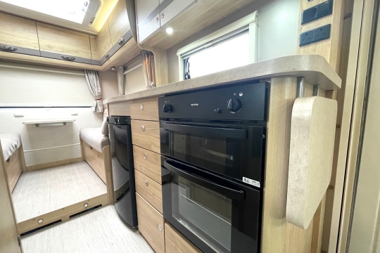 elddis-evolution-196-interior-oven-to-rear.jpg