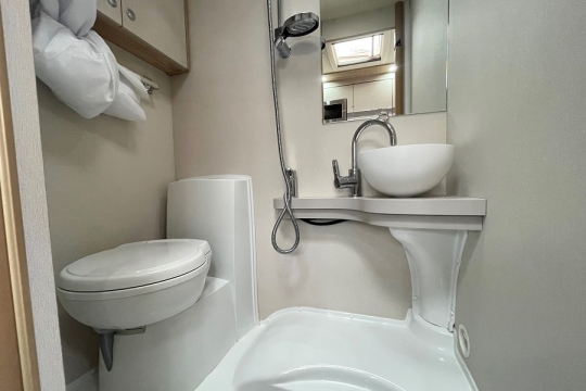 elddis-evolution-196-interior-bathroom-1.jpg