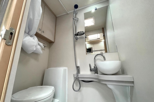 elddis-evolution-196-interior-bathroom-2.jpg