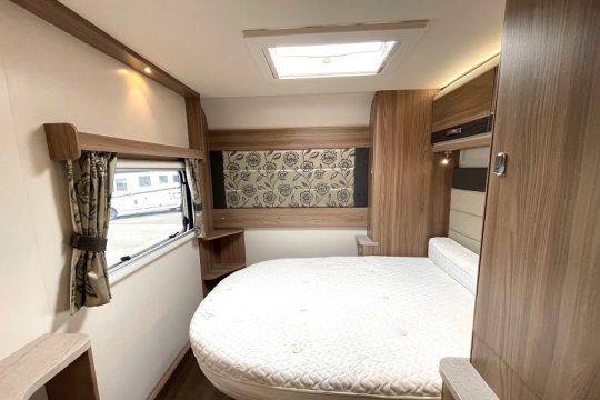bessacarr-hi-style-494-interior-bedroom.jpg
