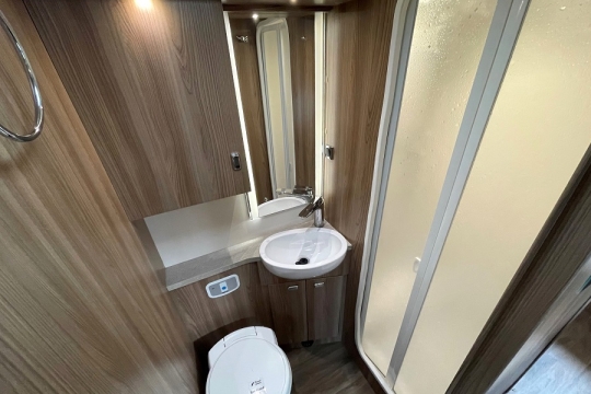 bessacarr-hi-style-494-interior-bathroom.jpg