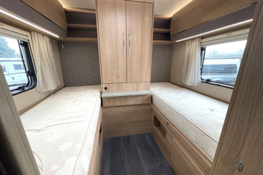 auto-trail-imala-734-interior-bedroom.jpg