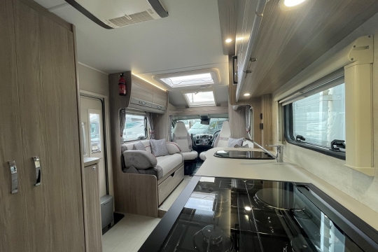 elddis-majestic-155-interior-oven-to-front.jpg