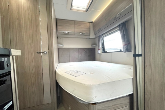 elddis-majestic-155-interior-bed.jpg