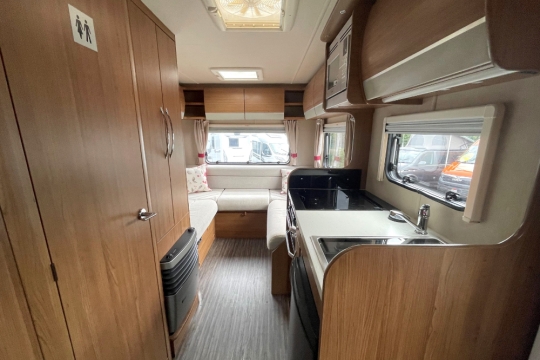 autotrail-imala-625-interior-to-rear.jpg