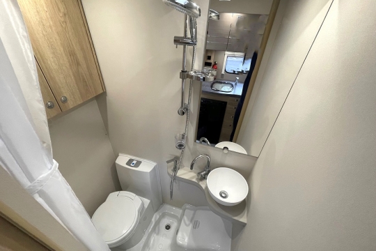 elddis-majestic-194-interior-washroom.jpg