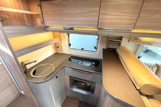 burstner-ixeo-t680g-interior-kitchen.jpg